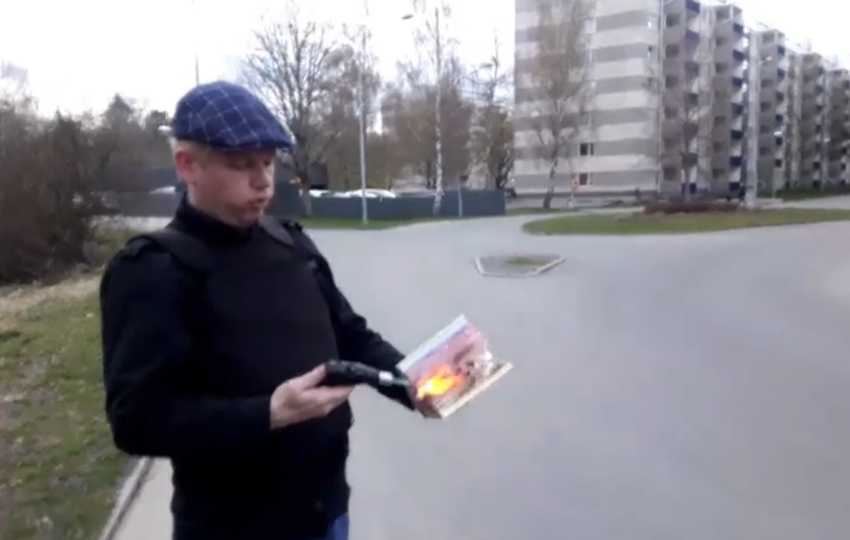  المتطرف بالودان يحرق القرآن أمام مسجد في Jönköping قبل قليل