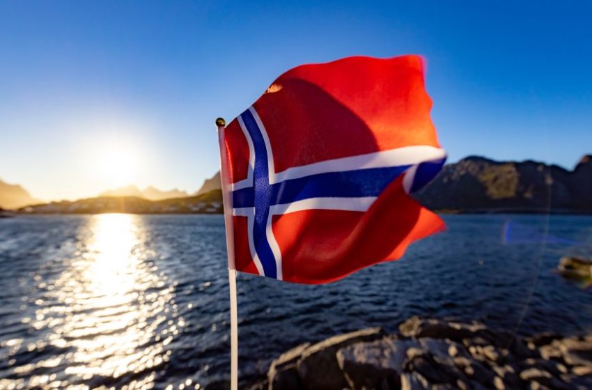  استقالة وزير الدفاع النرويجي بعد اكتشاف علاقة بامرأة تصغره 32 عاماً