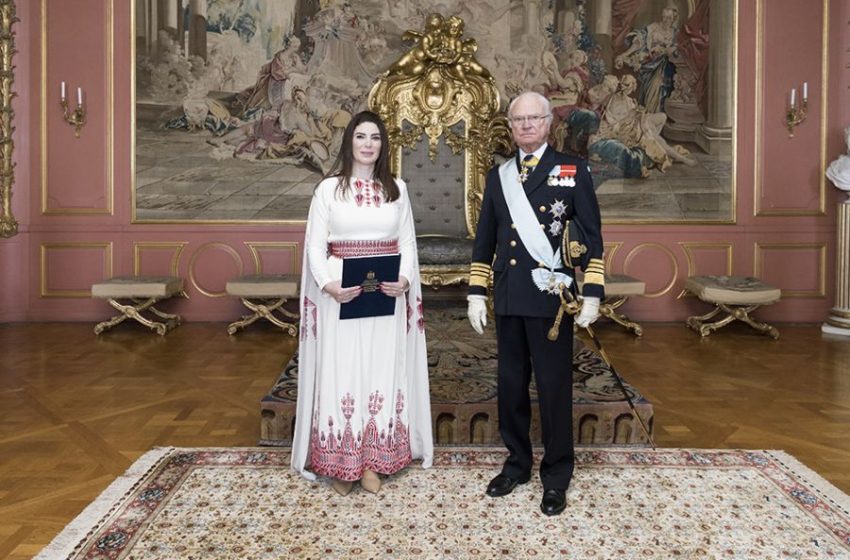  الملك السويدي يستقبل السفيرة الفلسطينية الجديدة