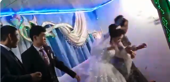  بالفيديو: عروس يضرب عروسته بوحشيه في حفل زواجهما
